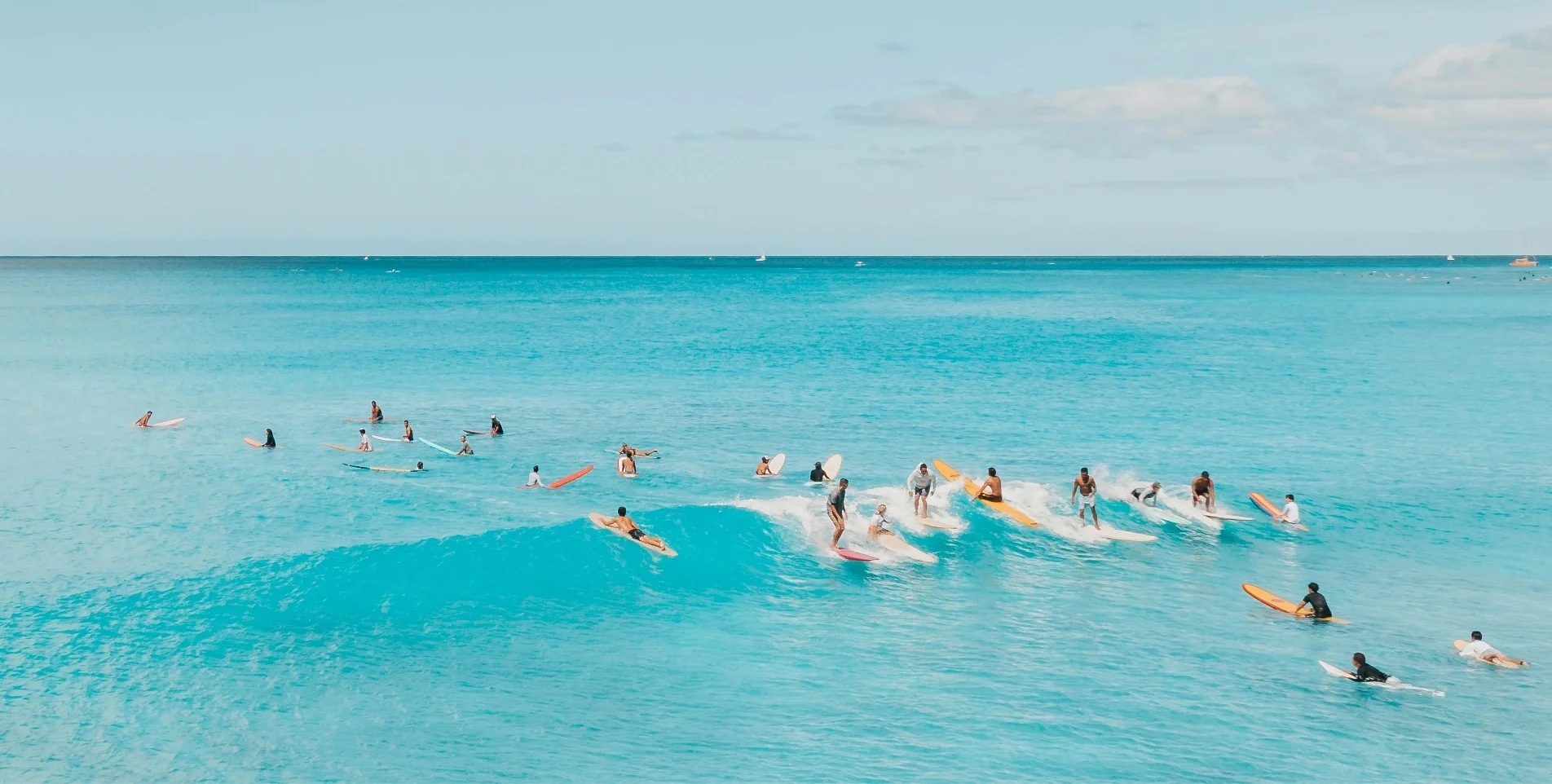 Grupo de surfistas en el mar
