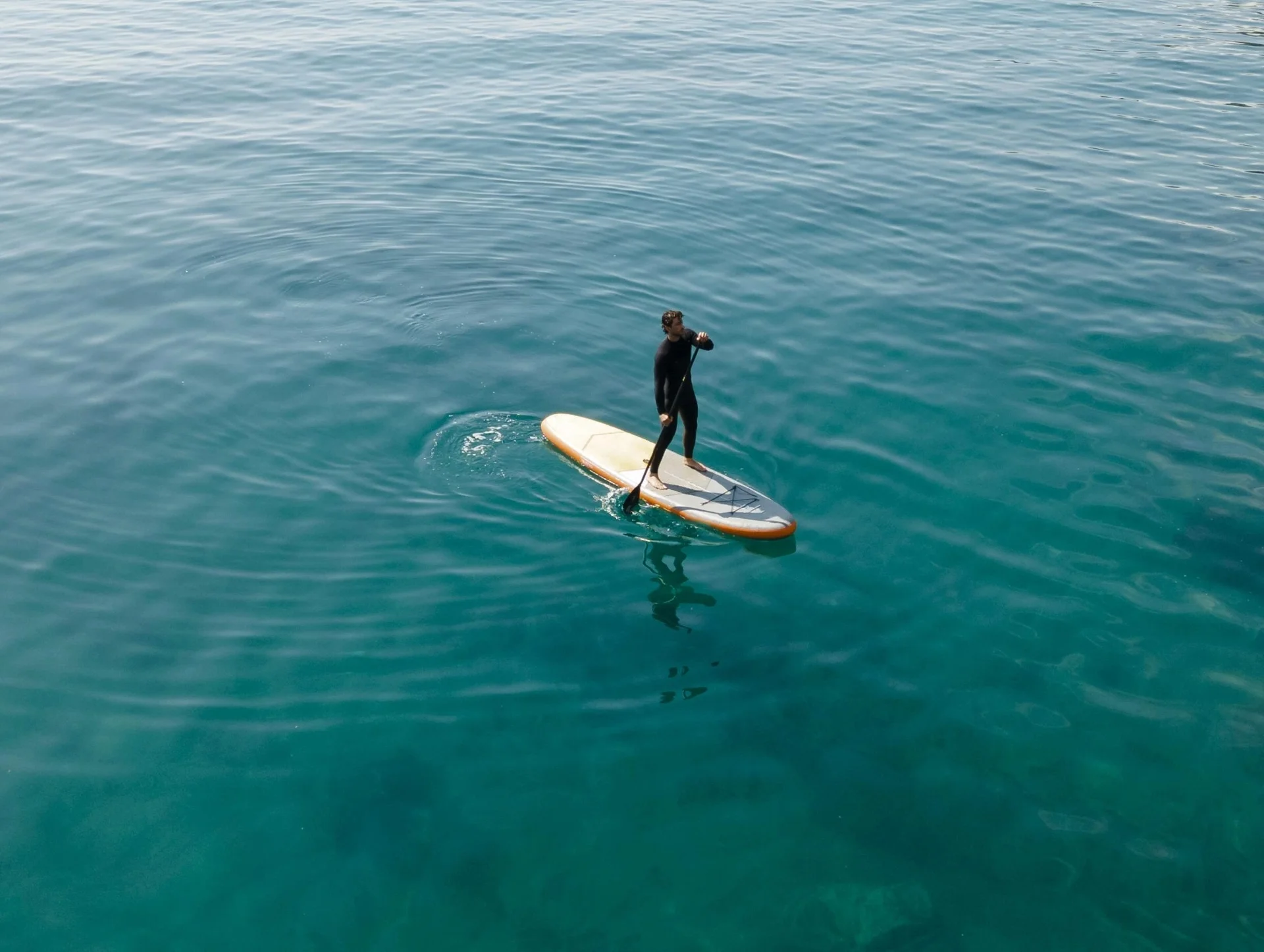 Hombre en tabla de Padle surf
